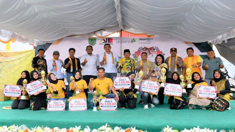Buka Bazar, Wabup Barsel Serahkan Hadiah Lomba Ide & Inovasi Bisnis 2025