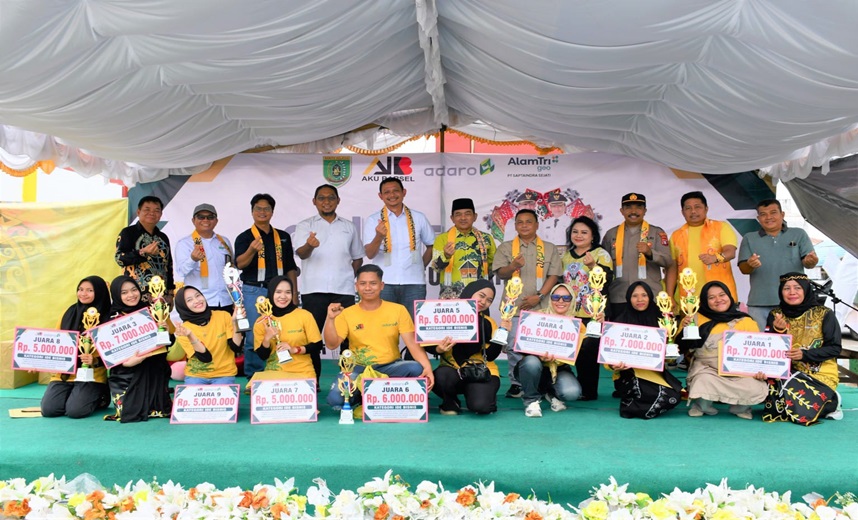 Buka Bazar, Wabup Barsel Serahkan Hadiah Lomba Ide & Inovasi Bisnis 2025