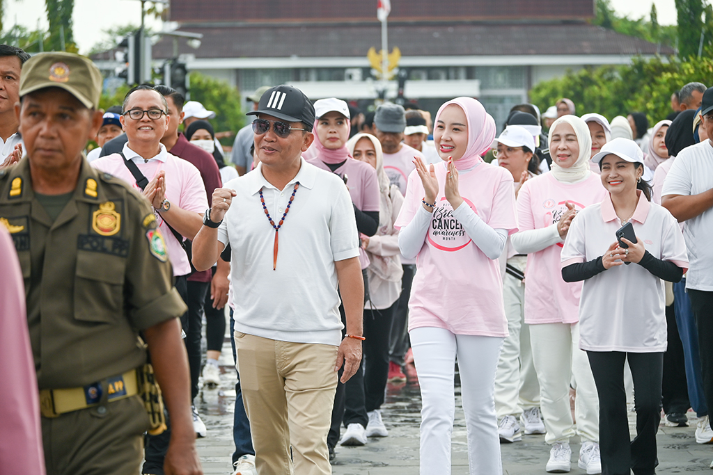 Peringati Hari Kanker Payudara Sedunia, Gubernur Kalteng Ikuti Jalan Sehat Bersama YKI Kalteng