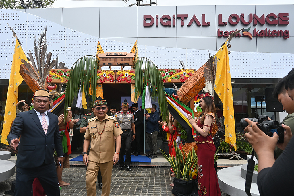 Tandai HUT ke-64, Gubernur Kalteng H. Agustiar Sabran Resmikan Digital Lounge Bank Kalteng