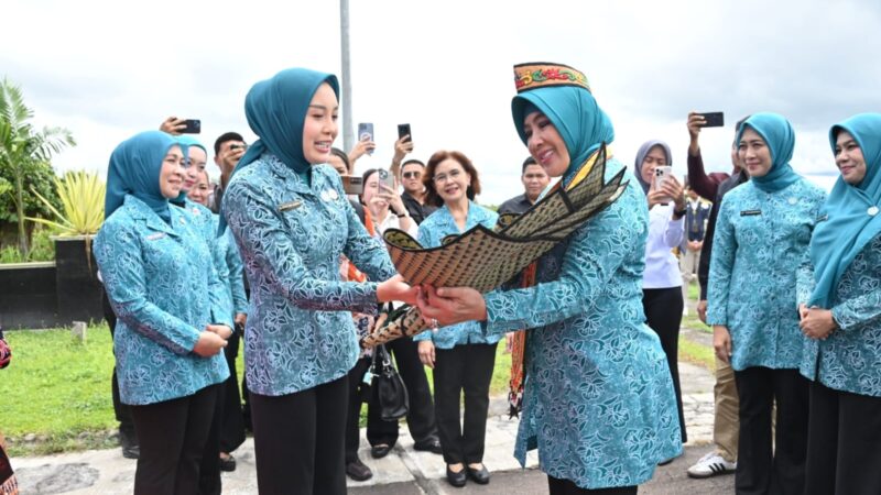 Ketua TP PKK Kalteng Aisyah Thisia Agustiar Sabran Sambut Kedatangan Ketua Umum TP PKK Pusat Tri Tito Karnavian