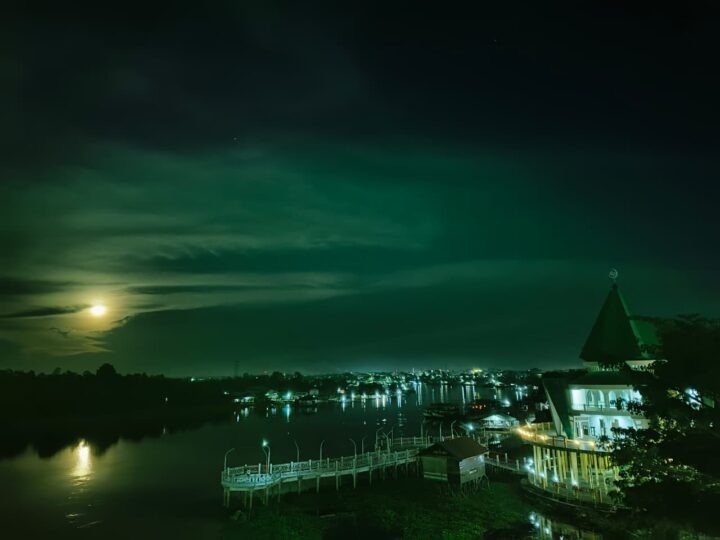 Fenomena Supermoon Hiasi Langit Malam Kota Palangka Raya.