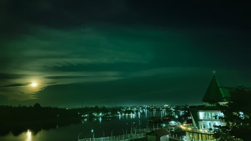 Fenomena Supermoon Hiasi Langit Malam Kota Palangka Raya.