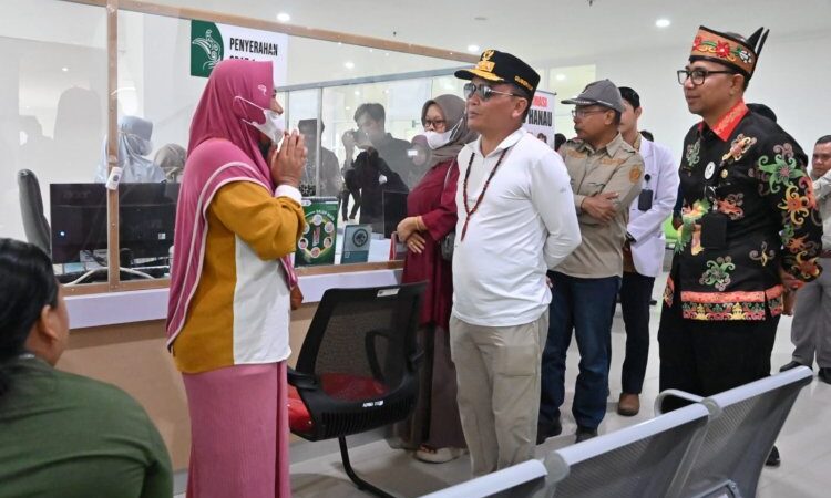Pastikan Layanan Kesehatan Berjalan Baik, Gubernur Tinjau RS Hanau